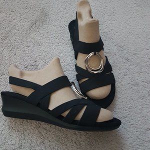 Impo strech Strech Sandal with Memory Foam size 8